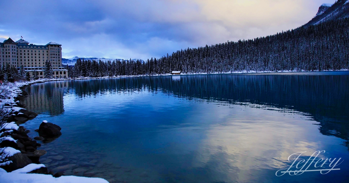 加拿大｜露意絲湖。  冬日裡的山中藍寶石